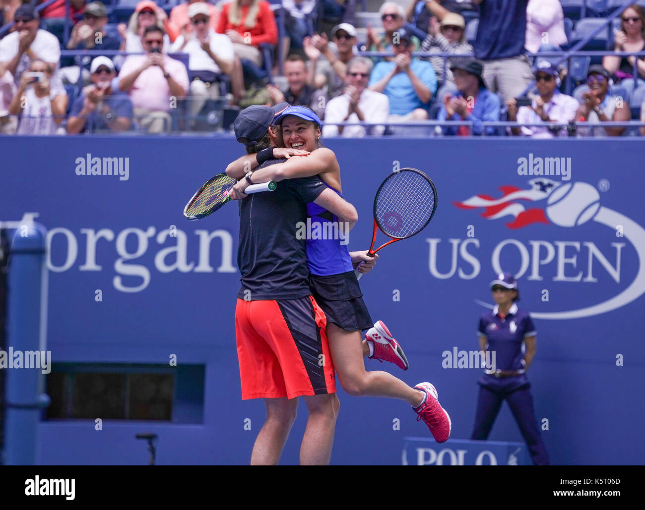 New York, États-Unis. 09Th sep 2017. double mixte champions Jamie Murray de Grande-Bretagne et de la SUISSE Martina Hingis célébrer la victoire à l'US Open Tennis Tournament à Billie Jean King National Tennis Center crédit : lev radin/pacific press/Alamy live news Banque D'Images