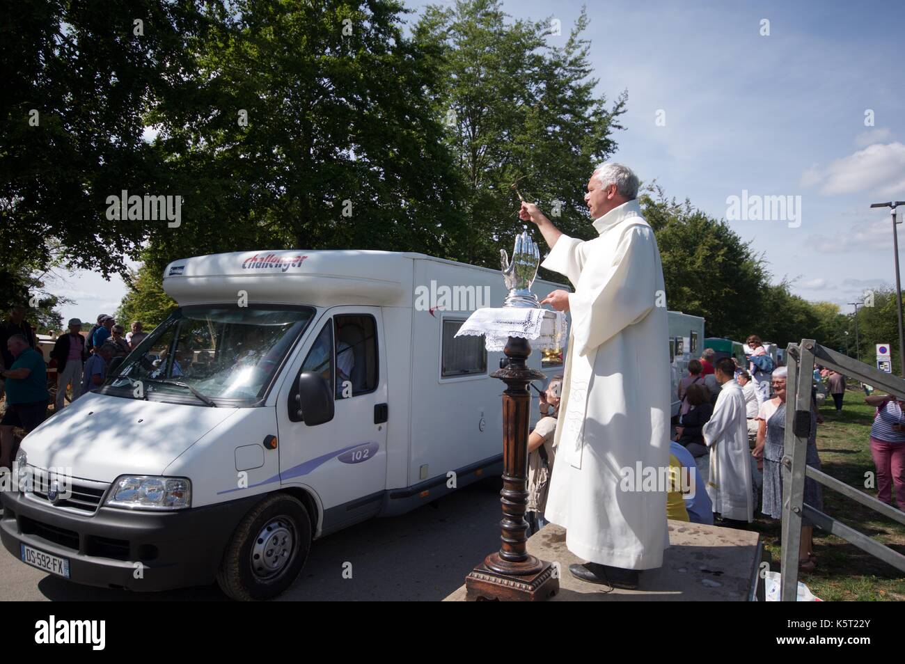 Prêtre bénissant les camping cars à la grâce des camping-caristes, malestroit, France, 2017 Banque D'Images