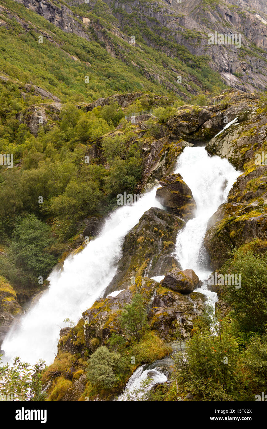 Une cascade dans un paysage d'automne en Norvège Banque D'Images