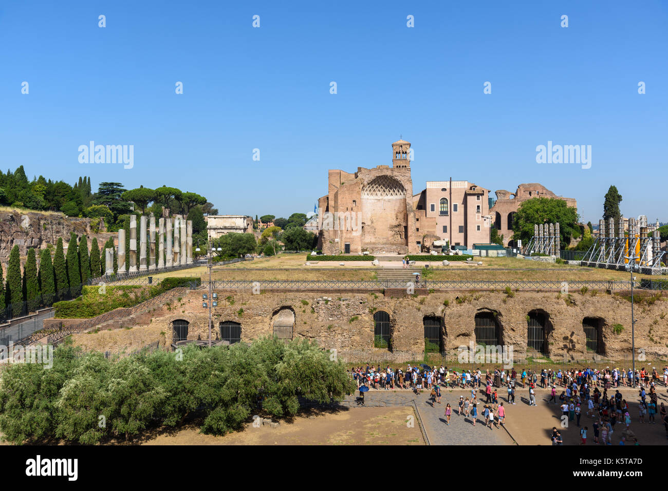 Temple de Vénus et Rome vu du Colisée, Rome, Italie Banque D'Images