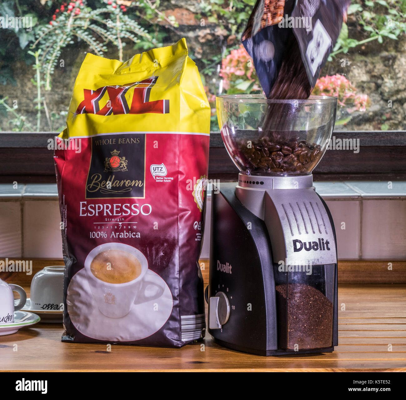 Café en grains est versé dans un broyeur électrique Princess, avec du café  moulu dans le contenant, et une restauration de pack XXL Espresso en grains  à quai Photo Stock - Alamy