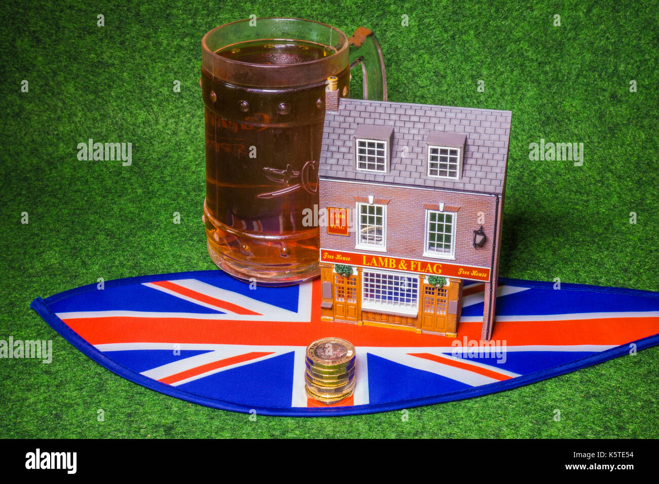 La modèle pub avec boisson et un Union Jack avec de nouvelles pièces livre. Concept de l'industrie des boissons au Royaume-Uni, avec les coûts des entreprises et des perspectives du client. Banque D'Images