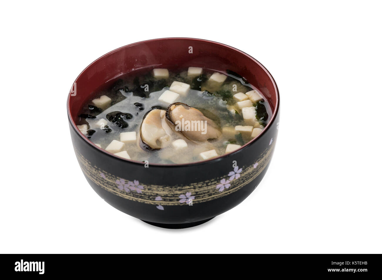 La soupe miso avec moules bol isolé sur fond blanc. studio shot Banque D'Images