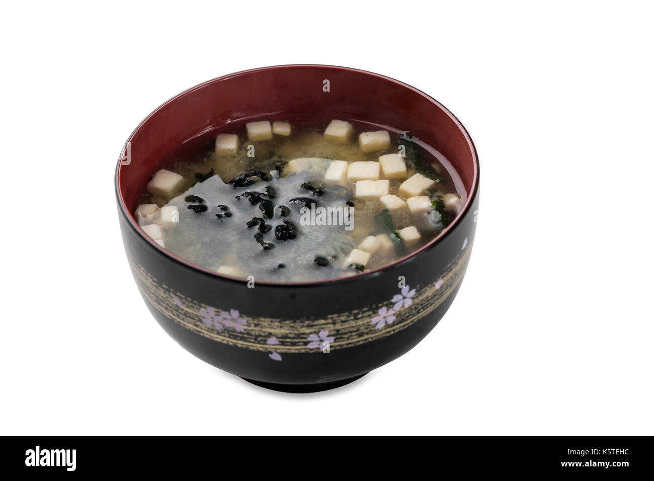 Soupe miso siru - avec le tofu, les algues wakame bol isolé sur fond blanc. studio shot Banque D'Images