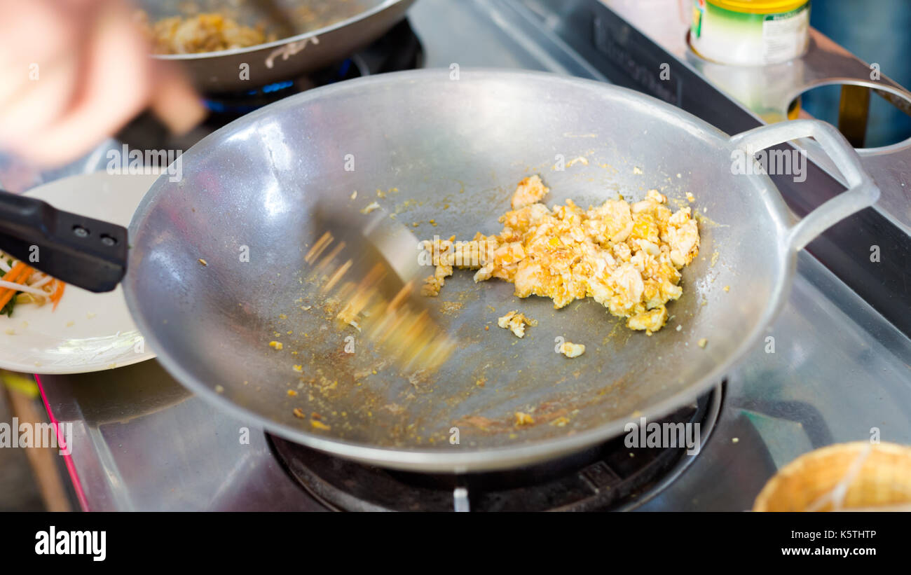 La préparation des pad thaï au wok poêle. photo de la cuisine thaï  traditionnelle faite d'ingrédients frais prises au cours de cuisine à  Chiang Mai Photo Stock - Alamy