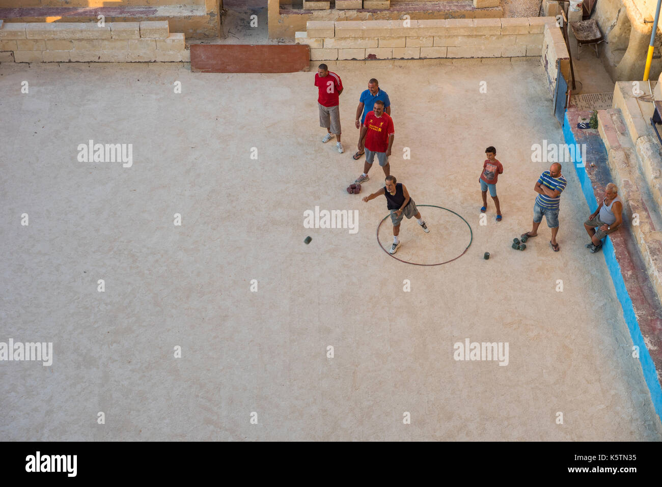La Valette, Malte - 21 août 2017 : les habitants de la valette à jouer à la pétanque (pétanque) dans une aire de jeu. bocci ball est un sport étroitement lié à br Banque D'Images
