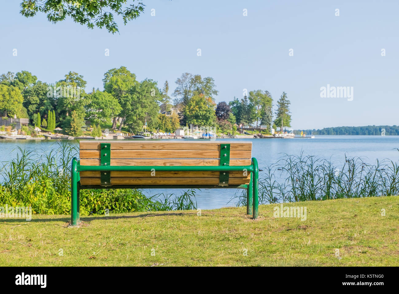 Banc de parc sur les terrains de la Stephen Leacock maison d'été donnant sur Old Brewery Bay sur le lac Couchiching. Banque D'Images