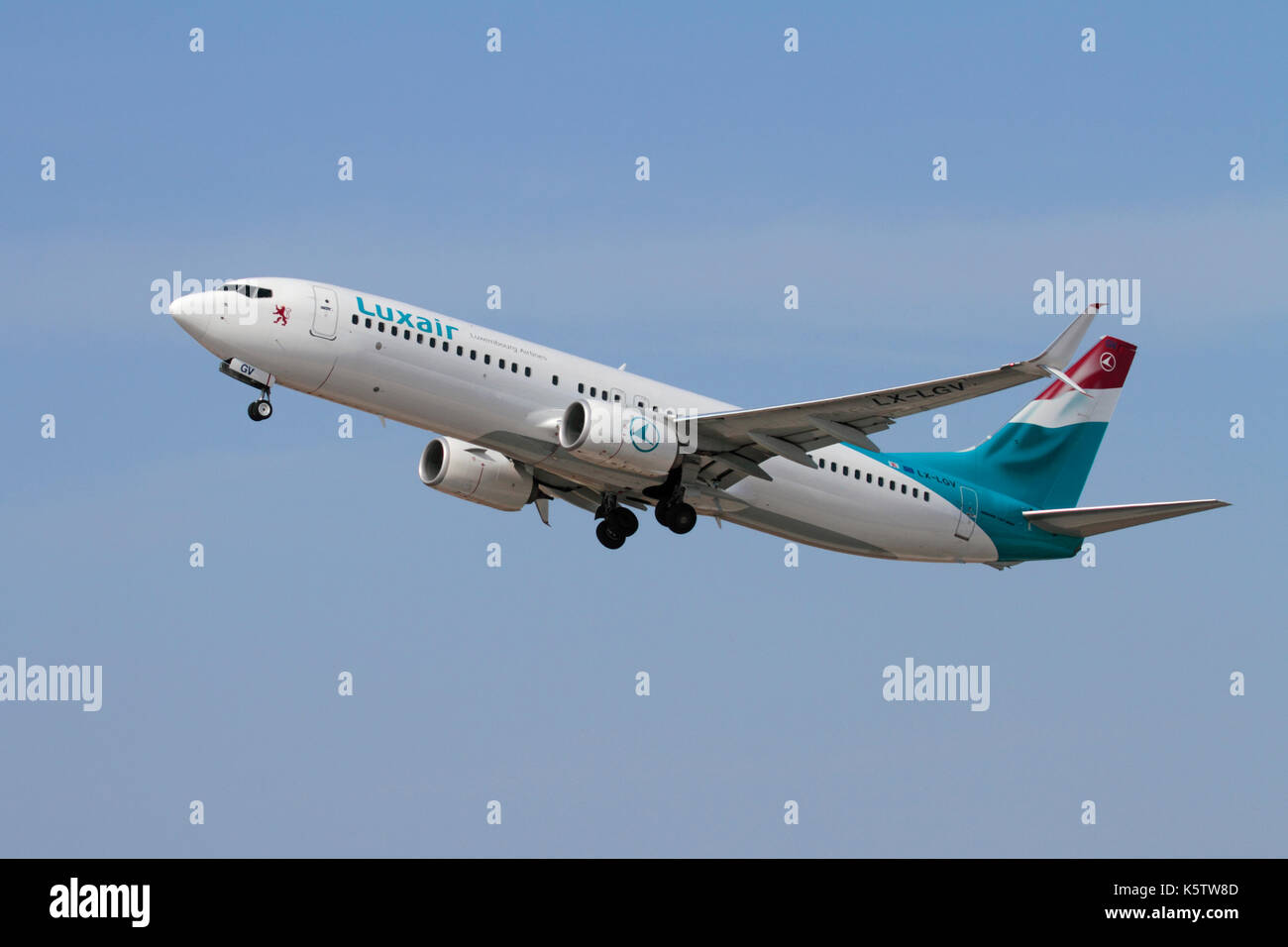 Le transport aérien commercial. Luxair Luxembourg Airlines Boeing 737-800 (737 ng ou Next Generation) passenger jet avion au décollage Banque D'Images