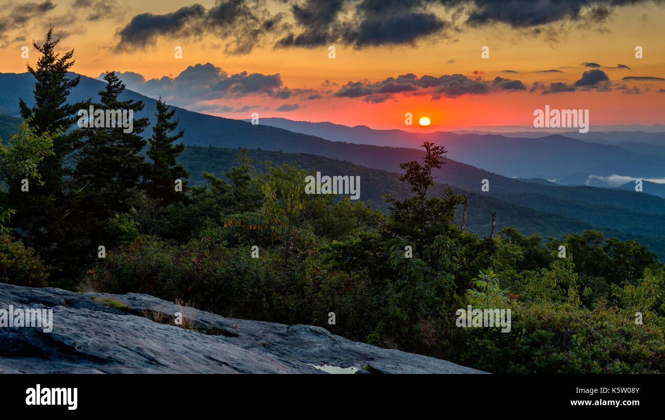 Beacon Heights Blue Ridge Parkway Sunrise Blue Ridge Parkway de la Caroline du Nord occidentale un Epic, Carolina Morning Sunrise Grandfather Mountain Banque D'Images
