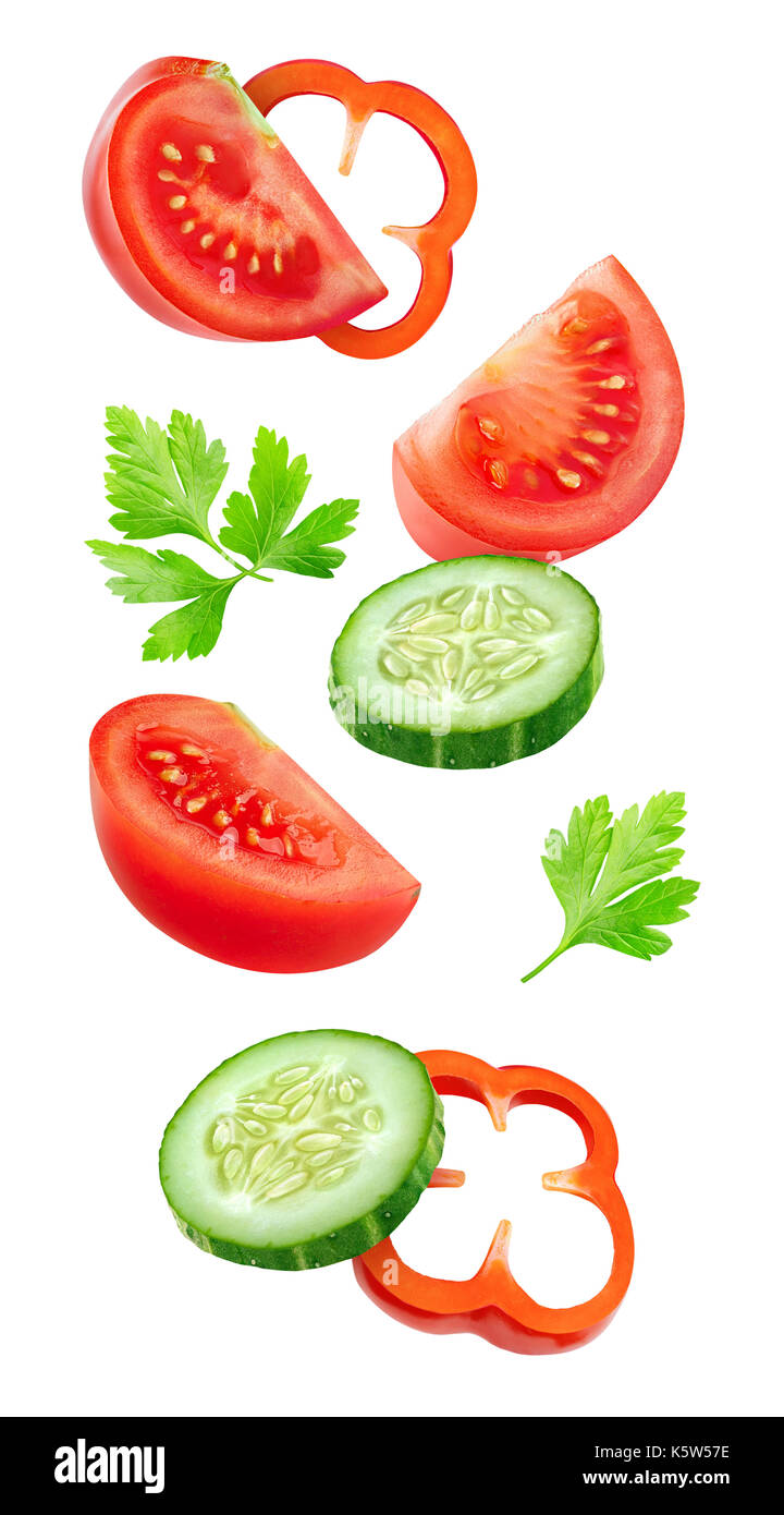 Tranches de légumes isolées. Couper le concombre, la tomate et le poivron (ingrédients) isolé sur fond blanc avec clipping path Banque D'Images