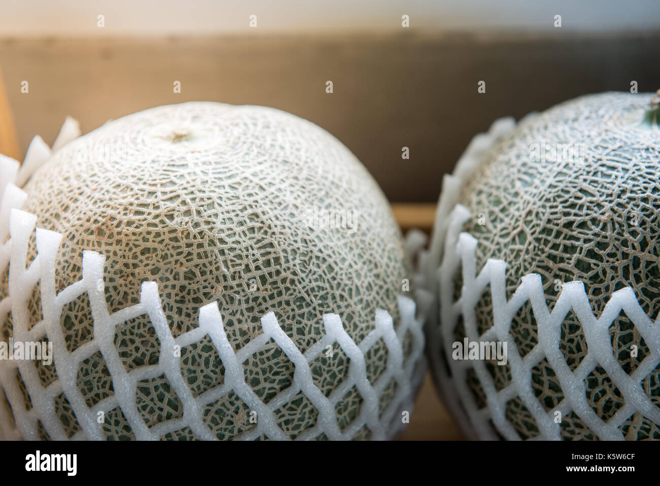 Close-up melons produit en rayon avec lumière chaude prête à vendre Banque D'Images