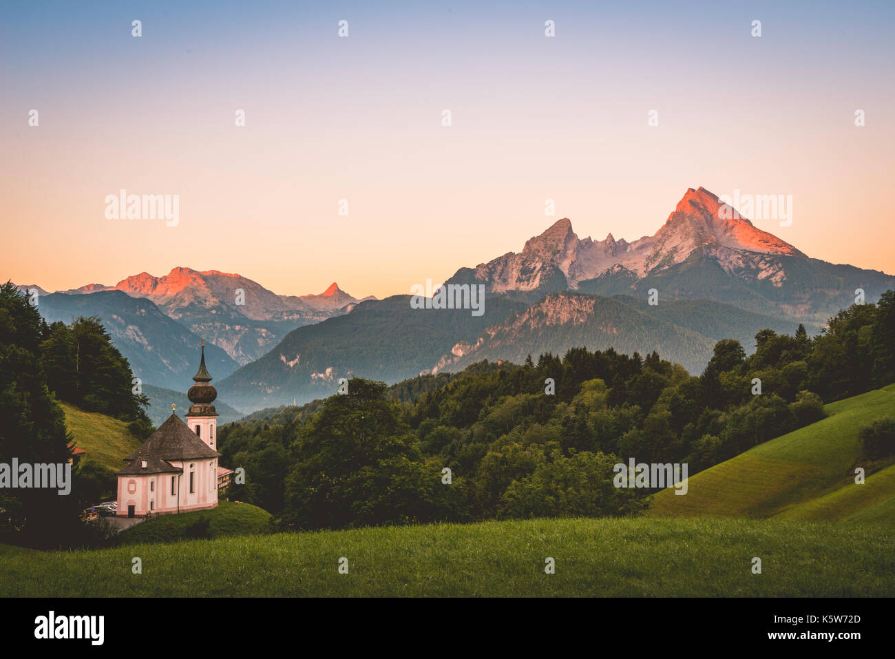 L'église de pèlerinage Maria gern, coucher de soleil vue montagne watzmann à partir de la vallée hochtal, Berchtesgaden berchtesgaden, alpes Banque D'Images