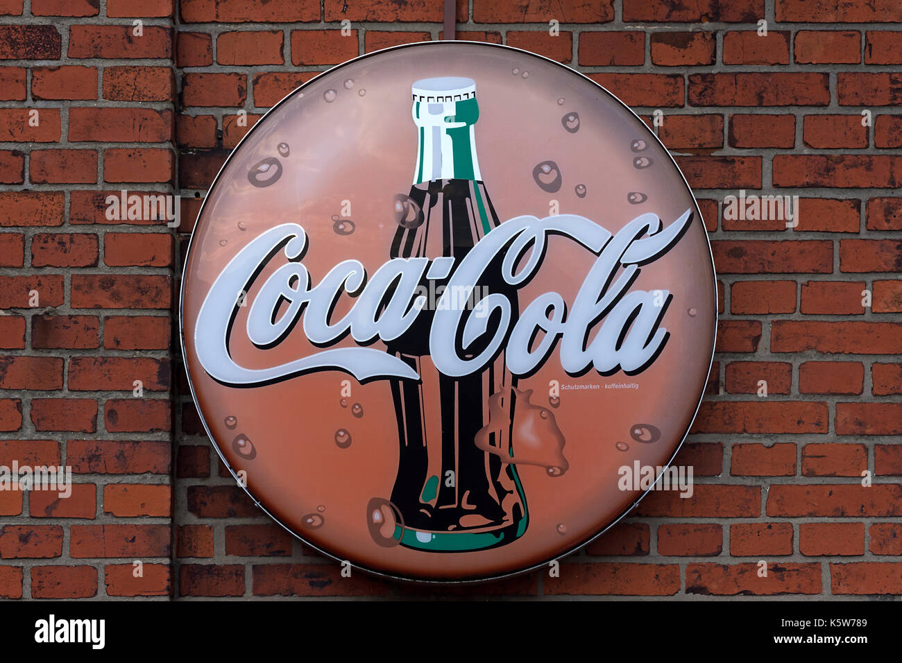 Vieux panneau publicitaire Coca-Cola, années 50, sur mur de briques, Lauenburg, Schleswig-Holstein, Allemagne Banque D'Images