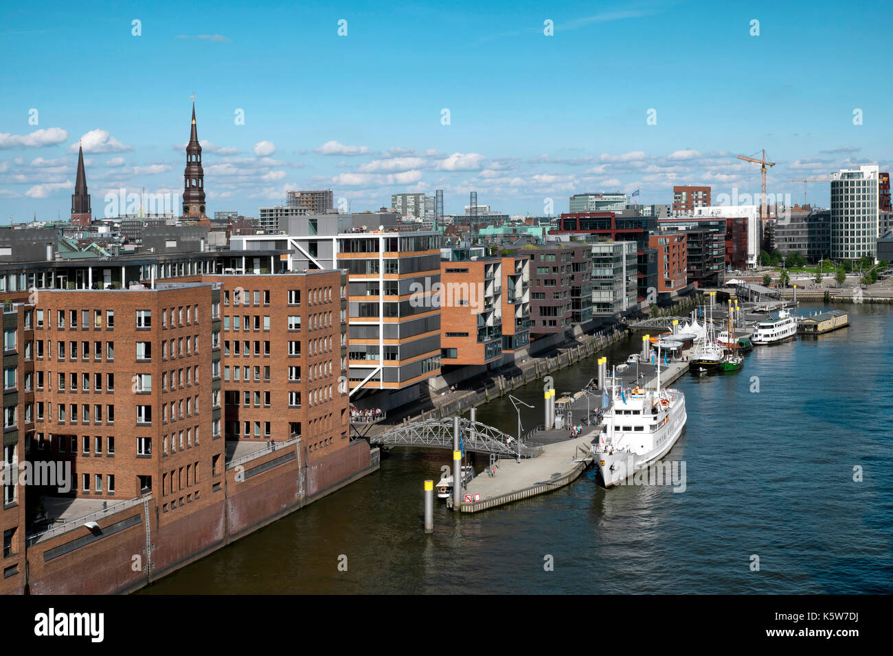 Les navires à passagers au quai, hafencity, Hambourg, Allemagne Banque D'Images
