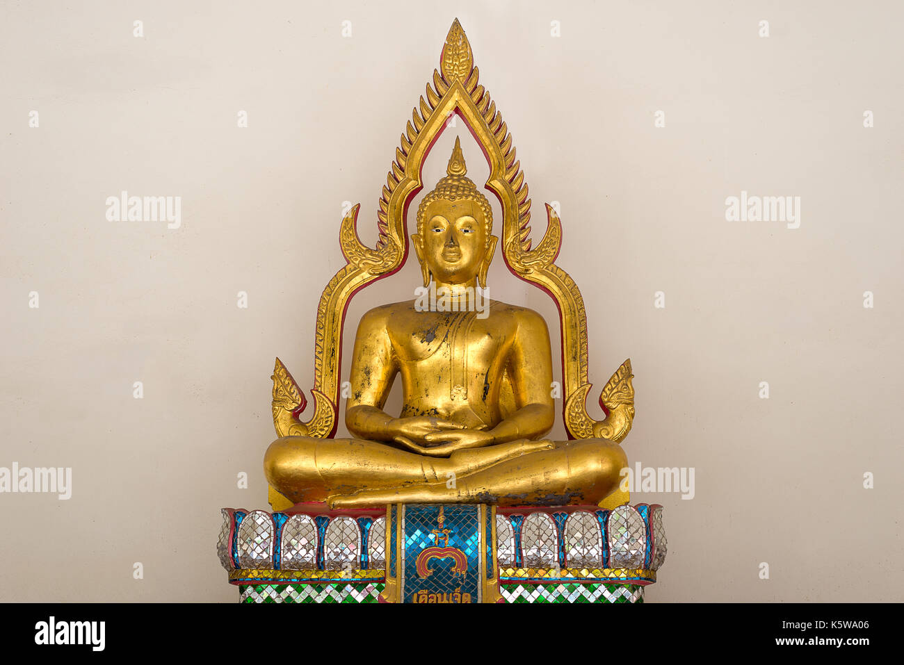 Golden Buddha statue en position d'assise avec aura près de son corps Banque D'Images