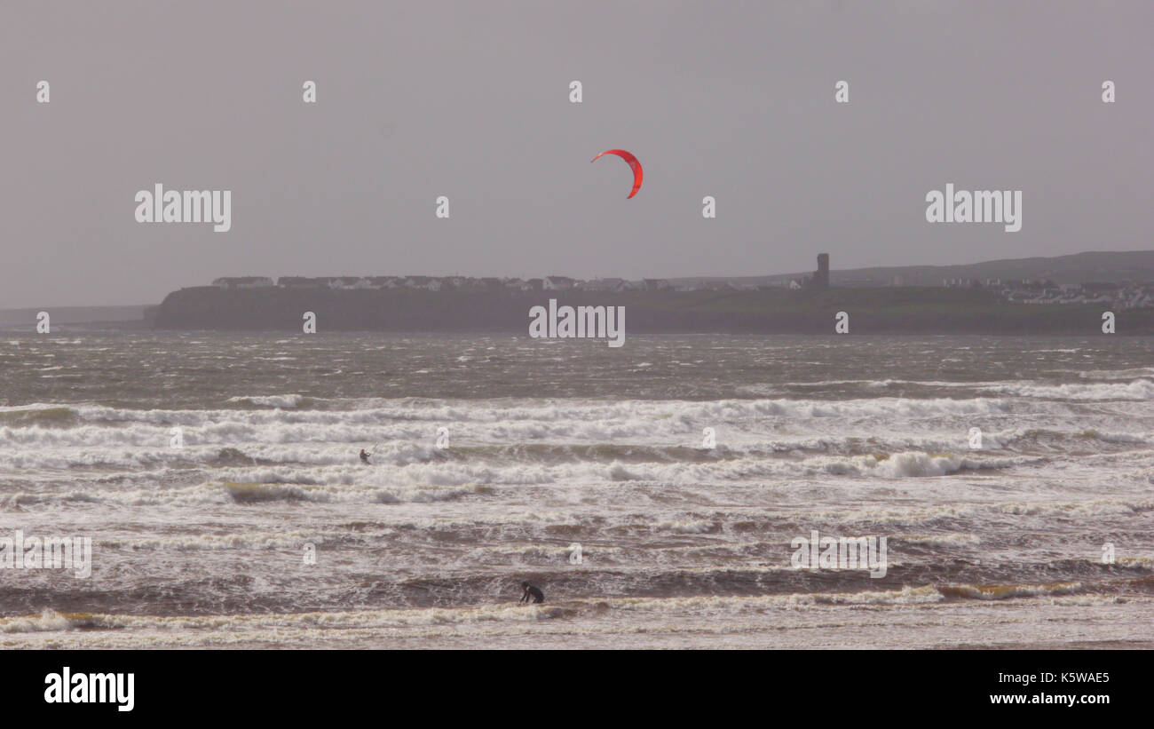 La tempête approche. L'activité de plage le long de la côte ouest de l'Irlande avant la tempête et sauvage. Banque D'Images