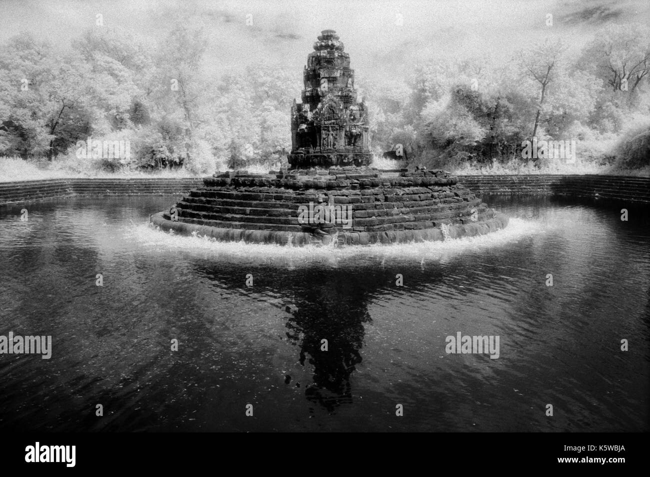 Le temple neak poan (Angkor Wat), Cambodge. Le 31 octobre 1996. image provenant de b/w film infrarouge. Banque D'Images