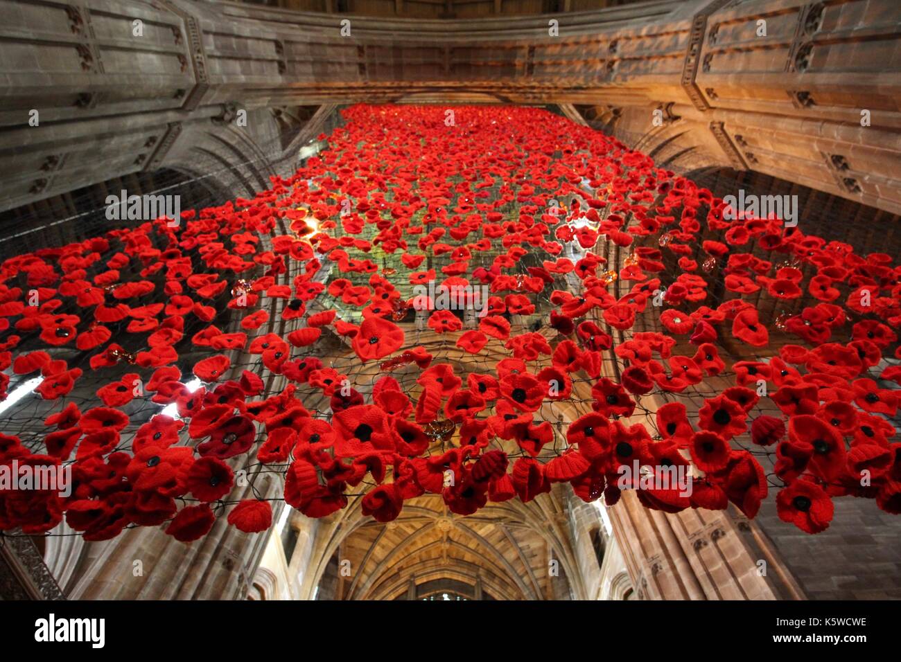 À l'automne, l'église St Georges, Stockport, Cheshire, Royaume-Uni - 2828 coquelicots faits main commémorant 2827 hommes et 1 femme nommée sur stockport mémoriaux de guerre. Banque D'Images