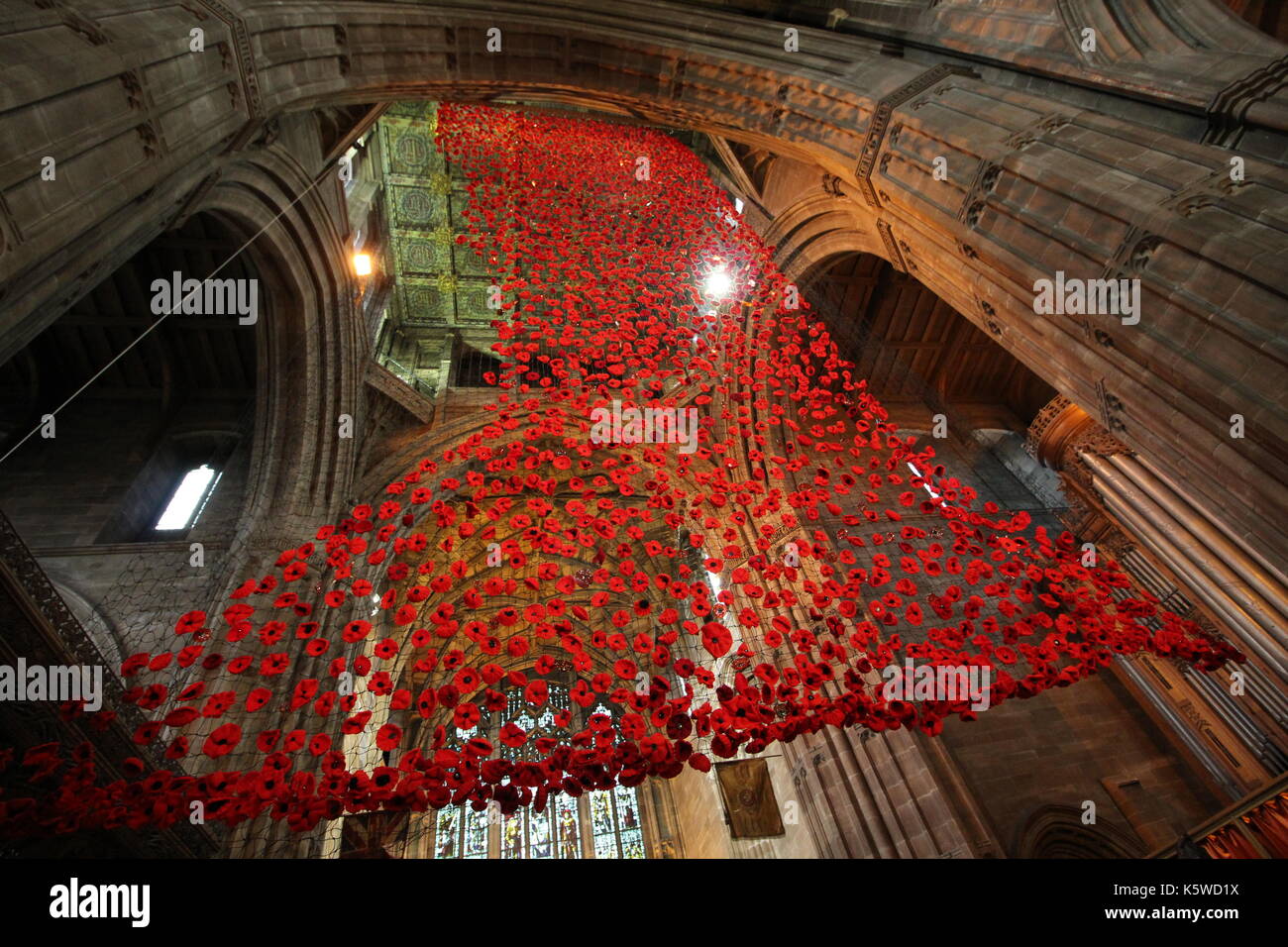 À l'automne, l'église St Georges, Stockport, Cheshire, Royaume-Uni - 2828 coquelicots faits main commémorant 2827 hommes et 1 femme nommée sur stockport mémoriaux de guerre. Banque D'Images