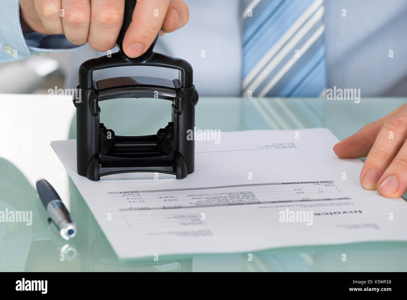Close-up of Person's Hand at Document d'estampage Banque D'Images