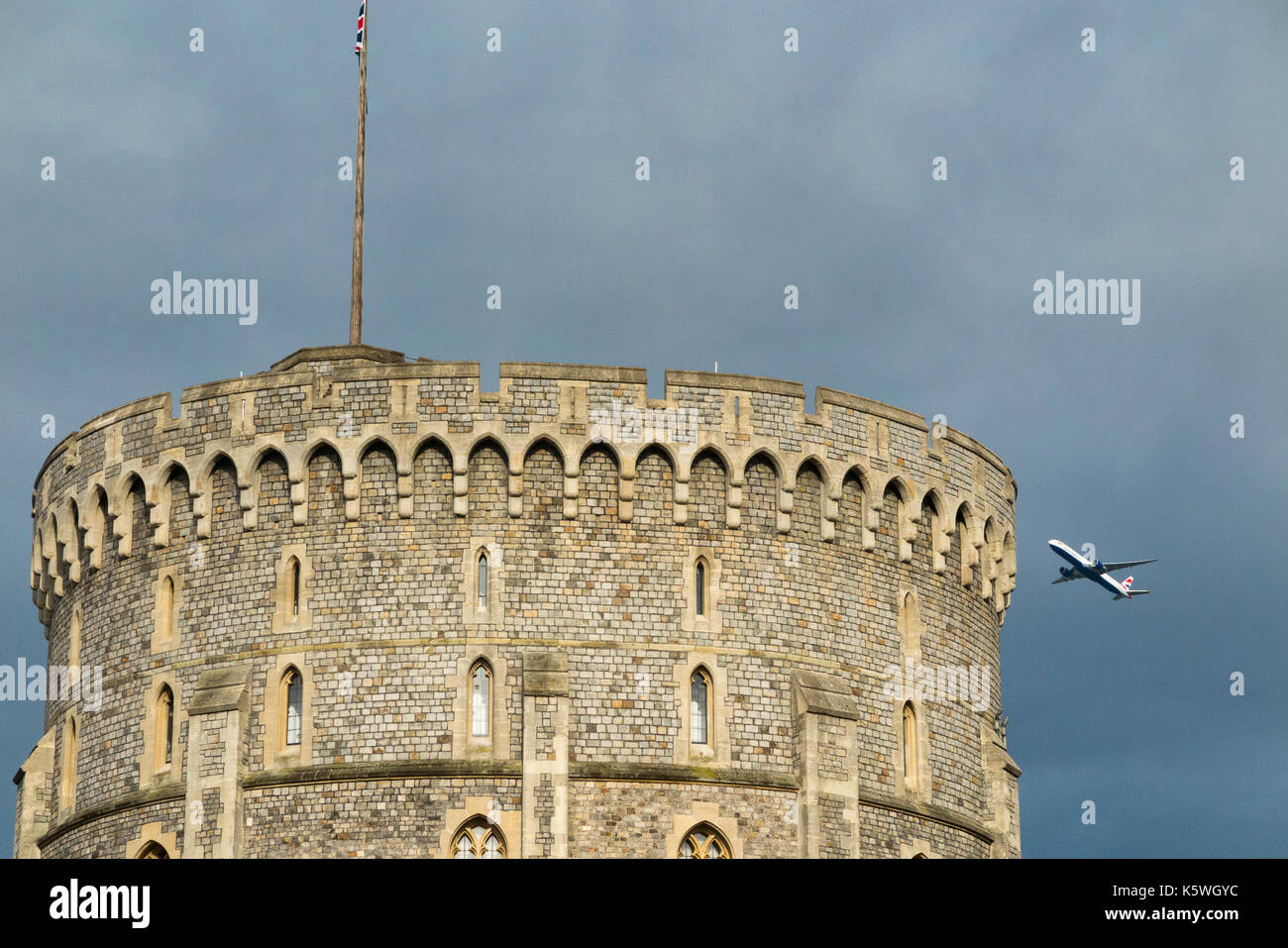 Avion / avion / avion / vol de l'aéroport d'Heathrow passant sur la tour ronde du château de Windsor pendant la montée après le décollage. (90) Banque D'Images