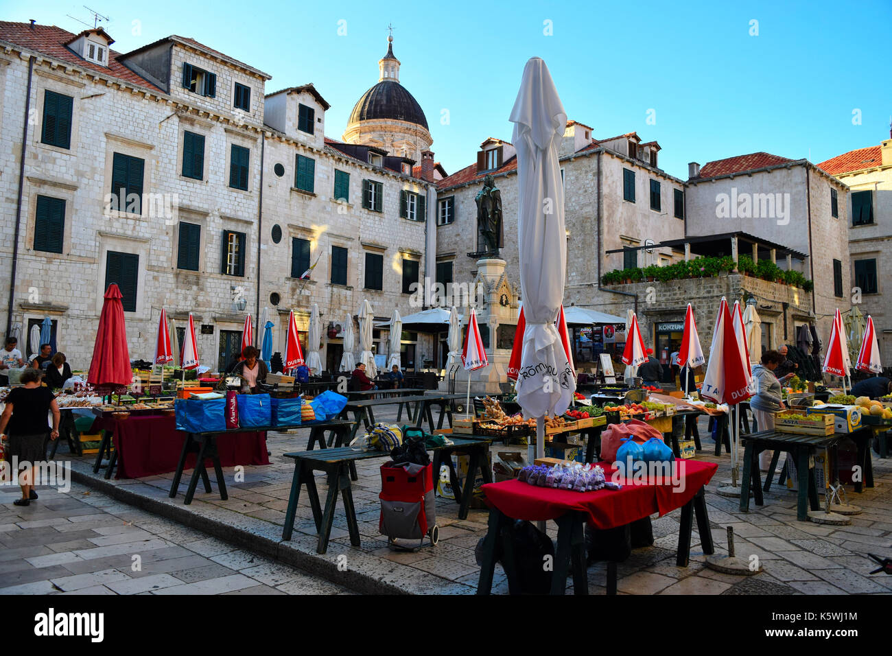 Cours de mise en place du marché sur la place Gundulic dans la vieille ville de Dubrovnik Banque D'Images