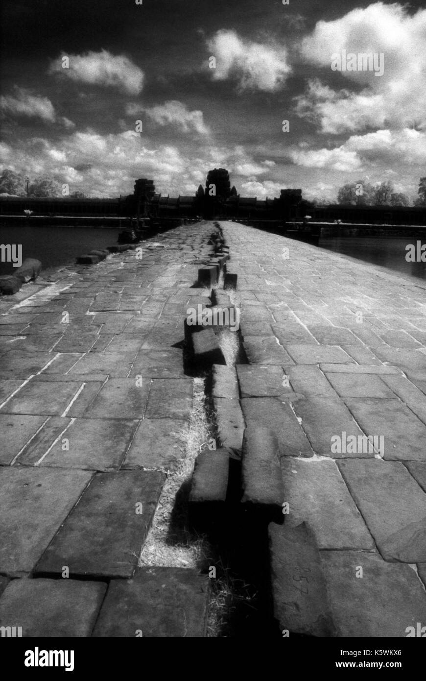 Causeway menant à Angkor Wat, au Cambodge. Le 30 octobre 1996. Sur l'origine de l'image b/w film infrarouge. EPSON Expression 10000XL Banque D'Images