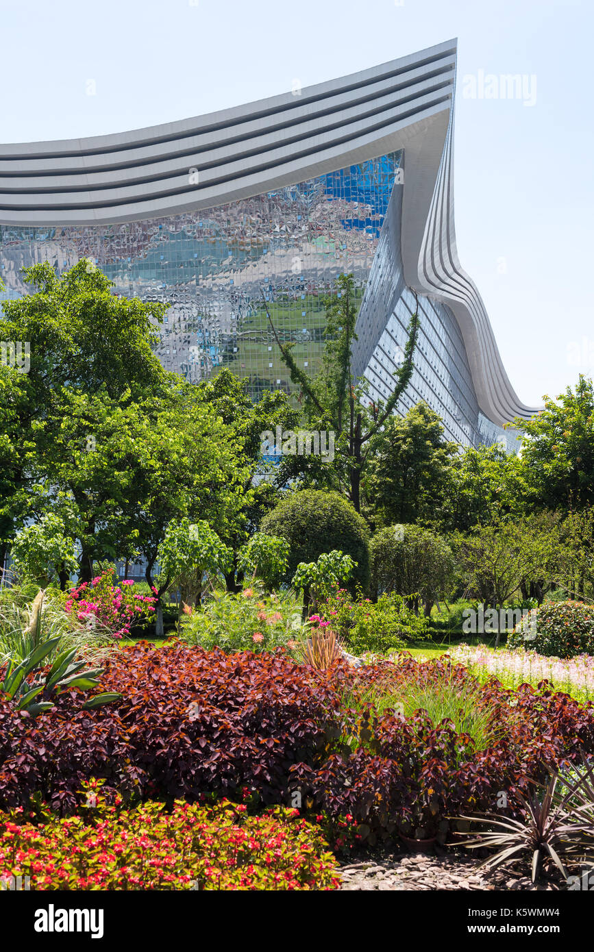 Chengdu global center bâtiment derrière un jardin avec des arbres sur un s Banque D'Images