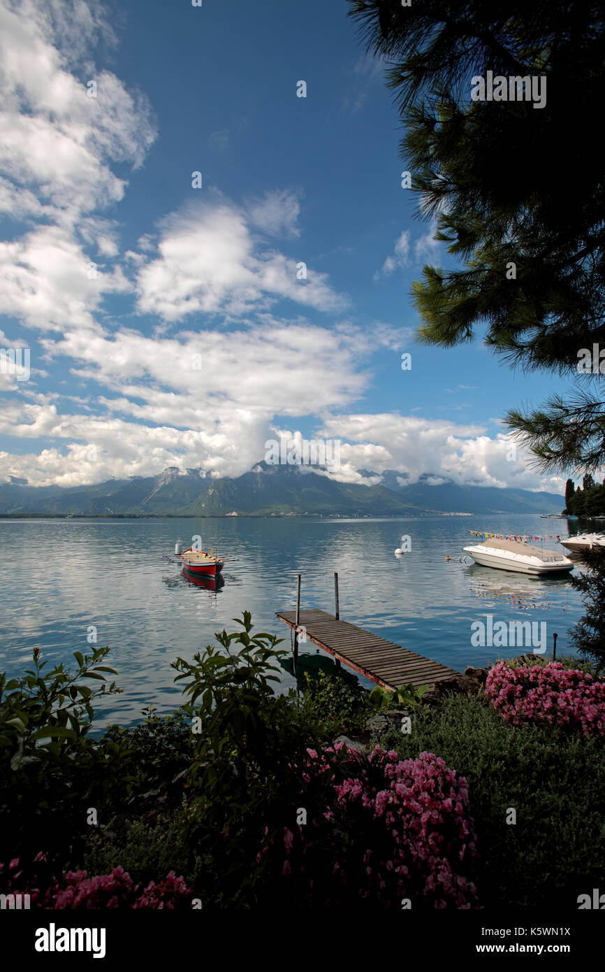 Piétons menant au bateau à rames sur le lac de Genève en Suisse Banque D'Images