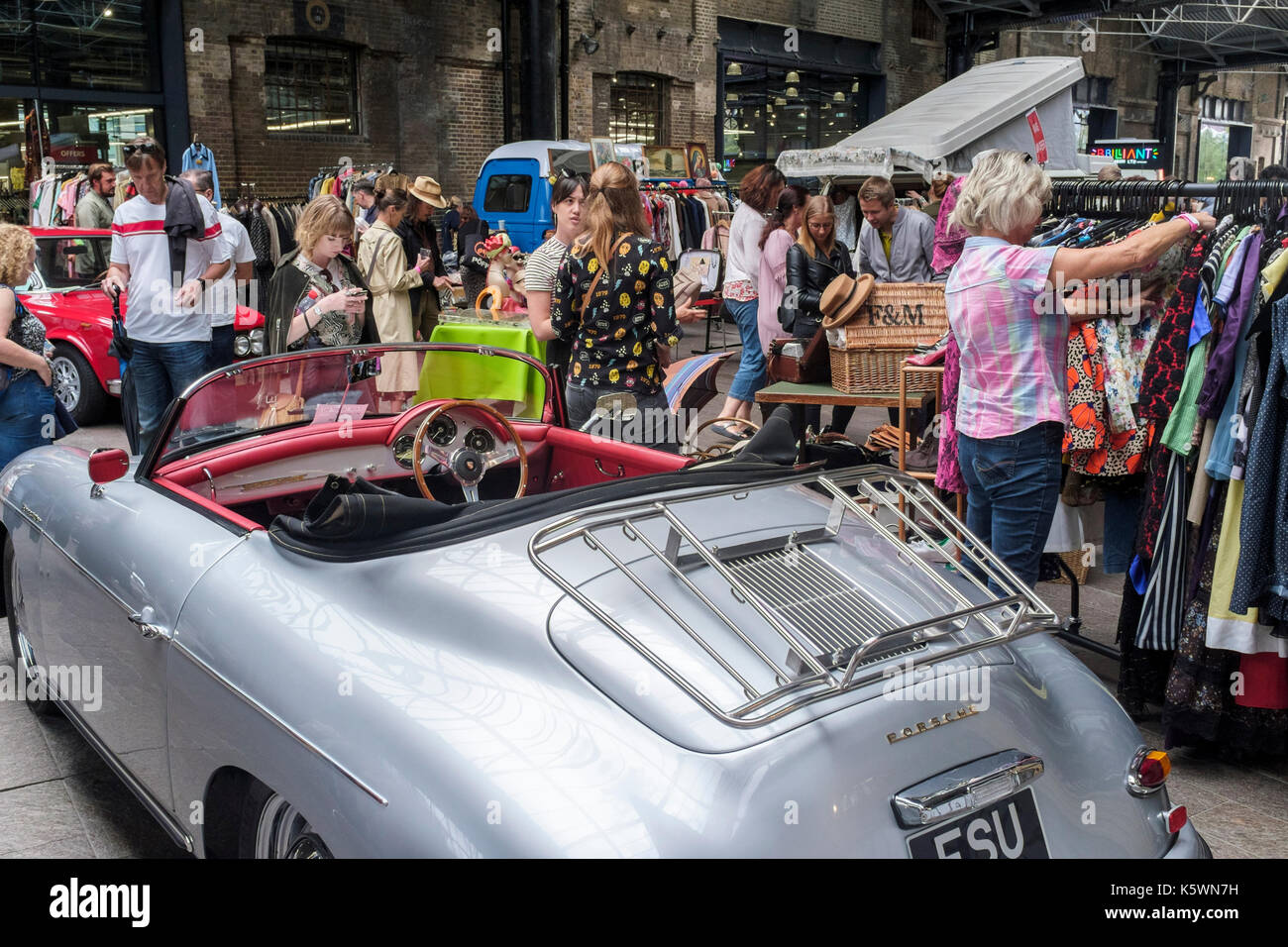 King's Cross classic car boot sale. La mode vintage, jouets et accessoires en vente aux côtés de véhicules à moteur classique, King's Cross, Londres, UK Banque D'Images