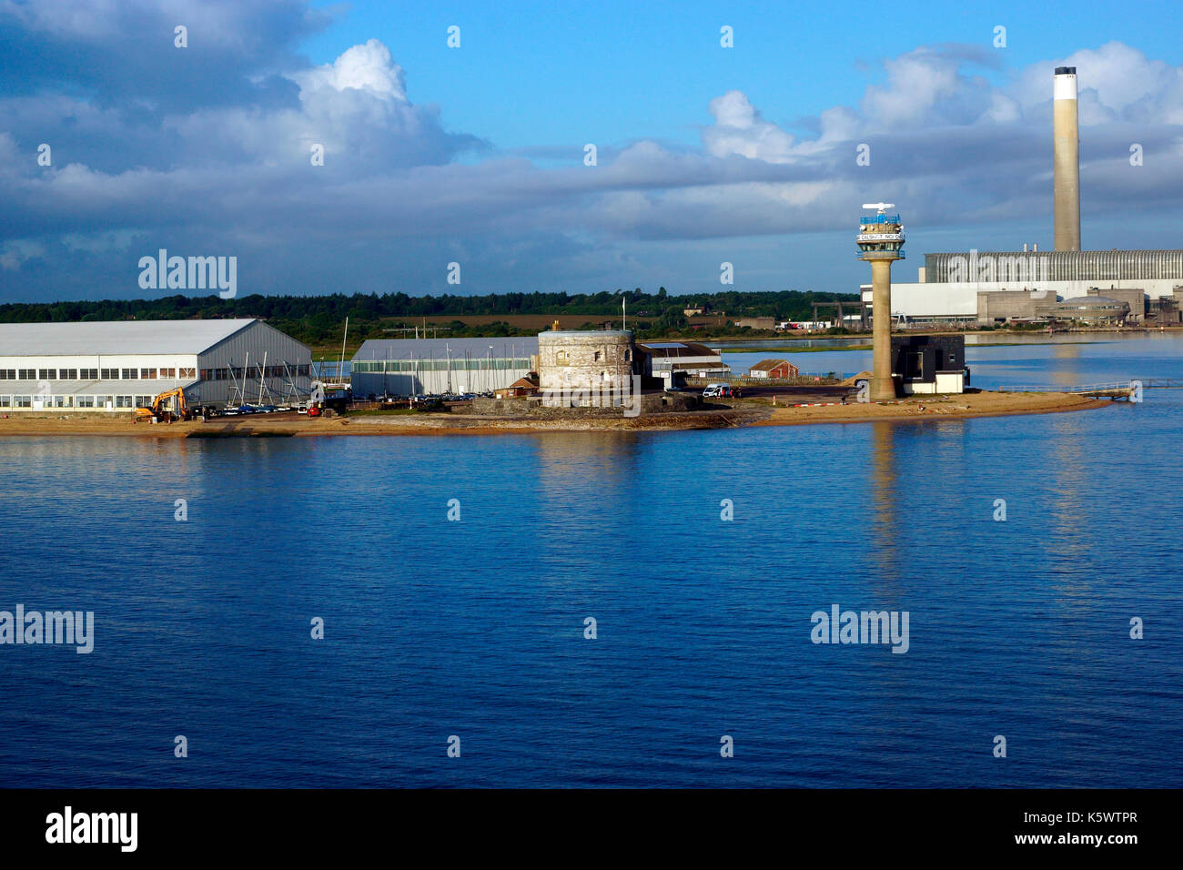 Calshot spit, château, tour et hangar. Banque D'Images