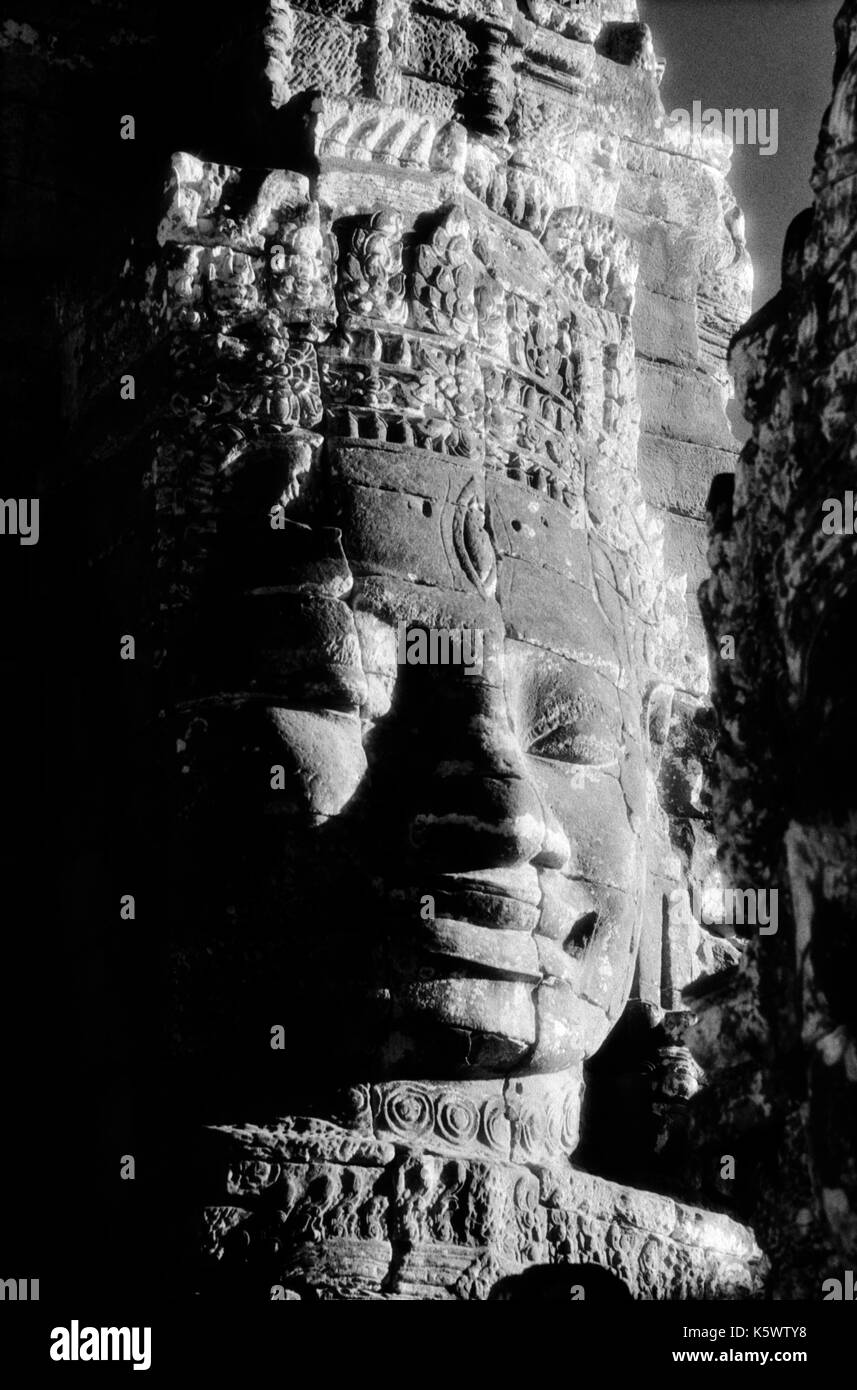 Le temple Bayon (Angkor Wat), Cambodge. Le 29 octobre 1996. image provenant de b/w film infrarouge. Banque D'Images