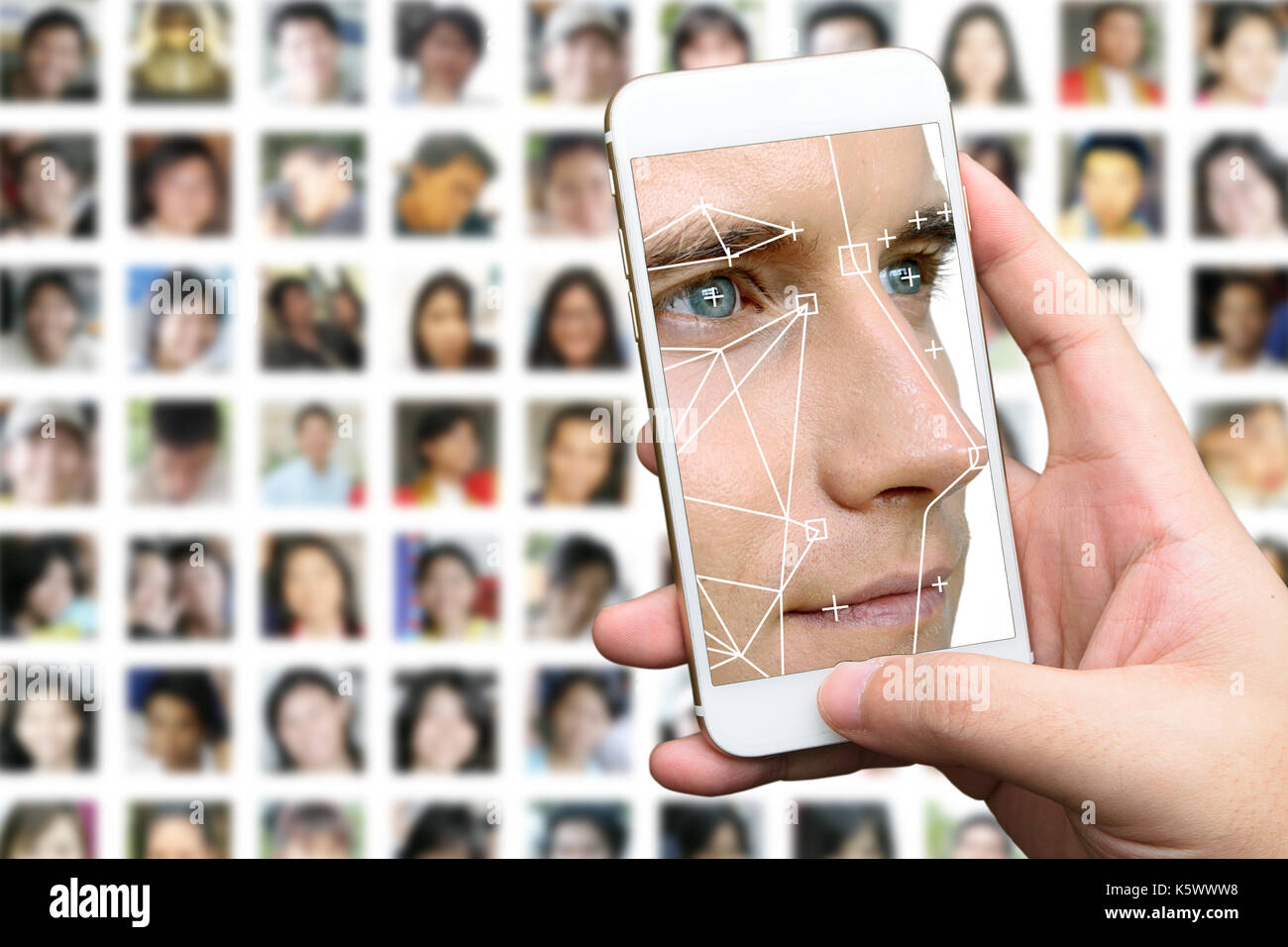 La technologie des systèmes d'apprentissage automatique , précis La technologie biométrique de reconnaissance faciale et de l'intelligence artificielle concept. La main à l'aide d'un téléphone mobile Banque D'Images