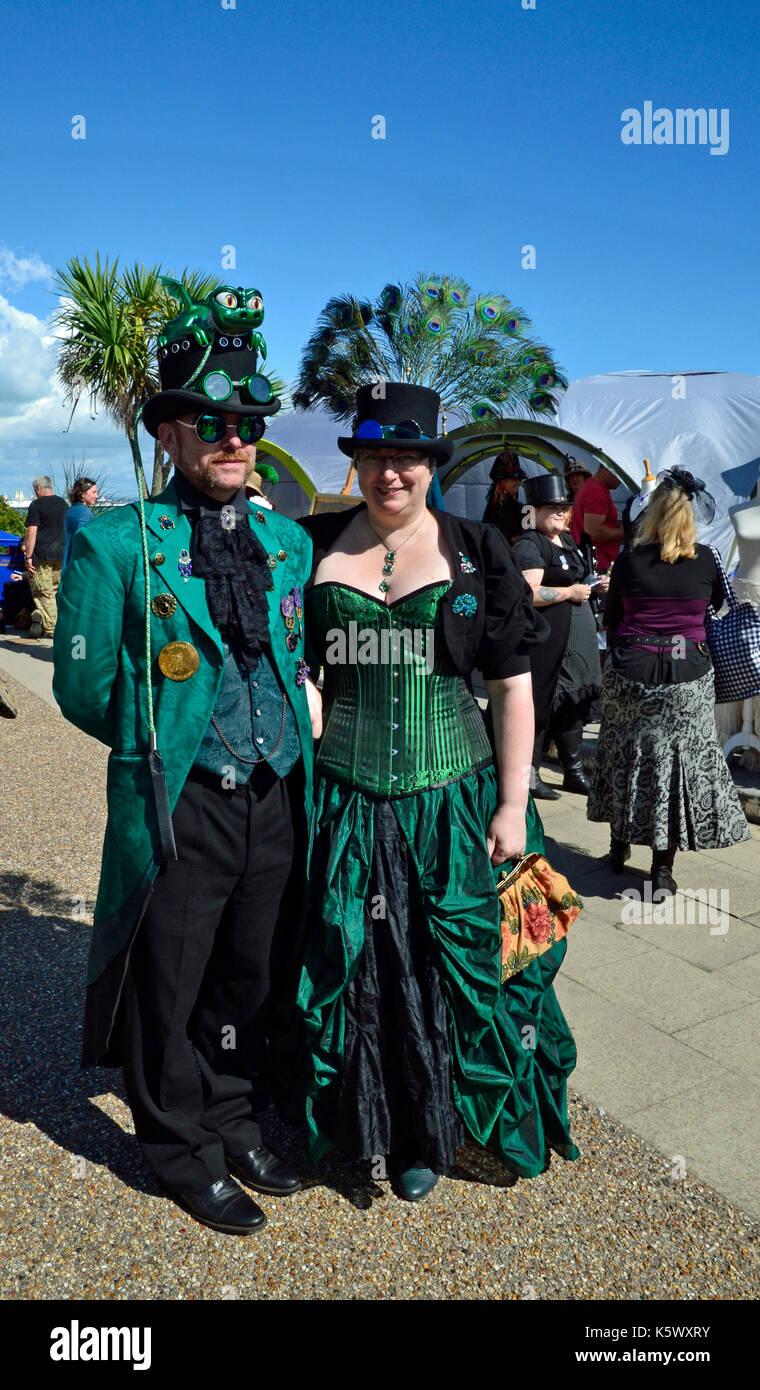 Couple de tenues vertes assorties au Eastbourne Steampunk Festival, Eastbourne, East Sussex, Royaume-Uni Banque D'Images