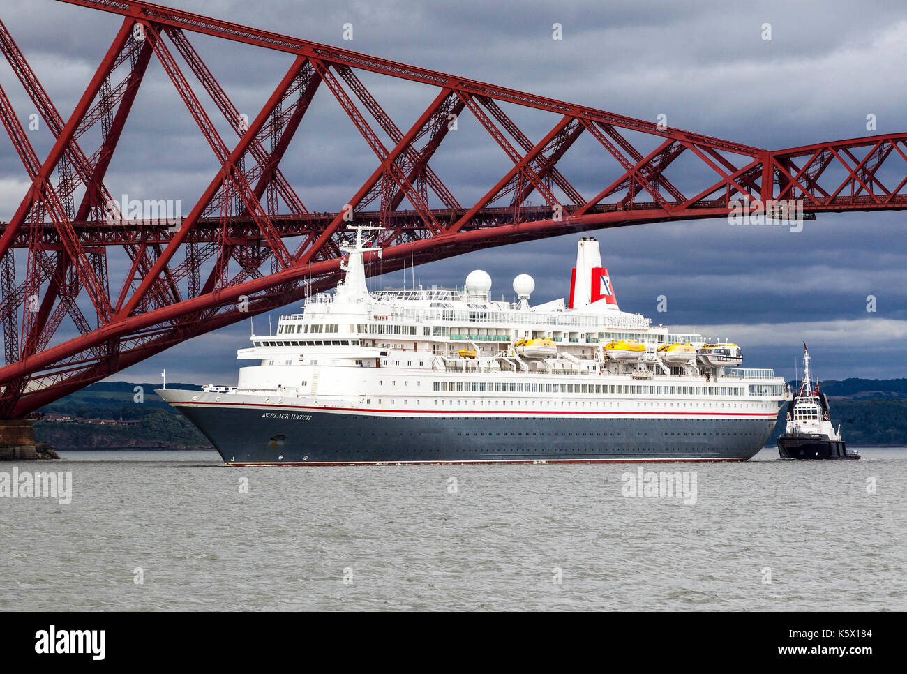Croisière dans le Firth of Forth Rail Bridge en passant sous Banque D'Images