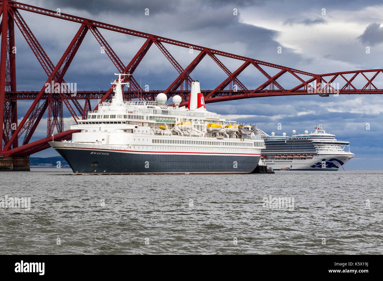 Croisière dans le Firth of Forth Rail Bridge en passant sous Banque D'Images