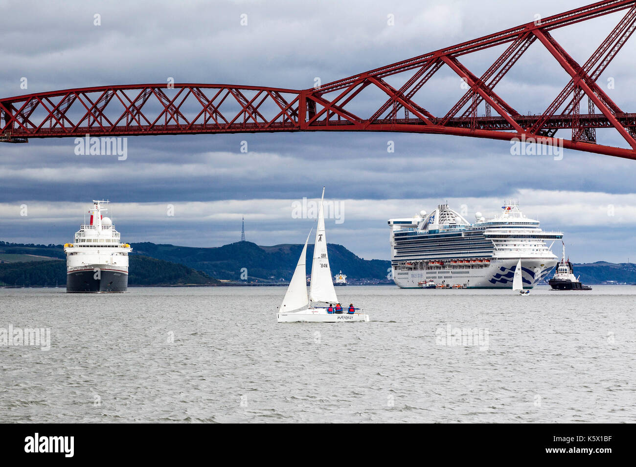 Croisière dans le Firth of Forth Rail Bridge en passant sous Banque D'Images