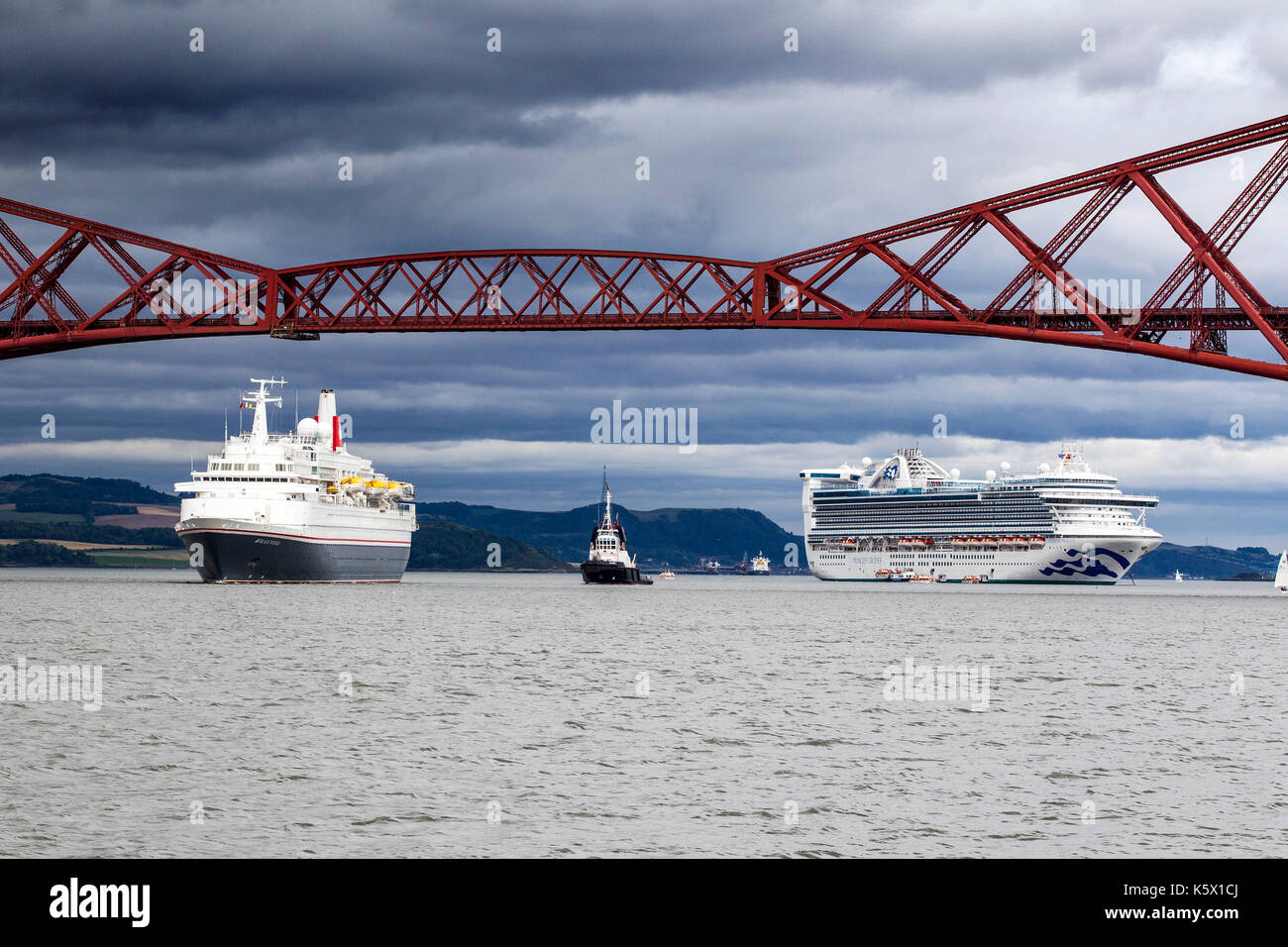 Croisière dans le Firth of Forth Rail Bridge en passant sous Banque D'Images