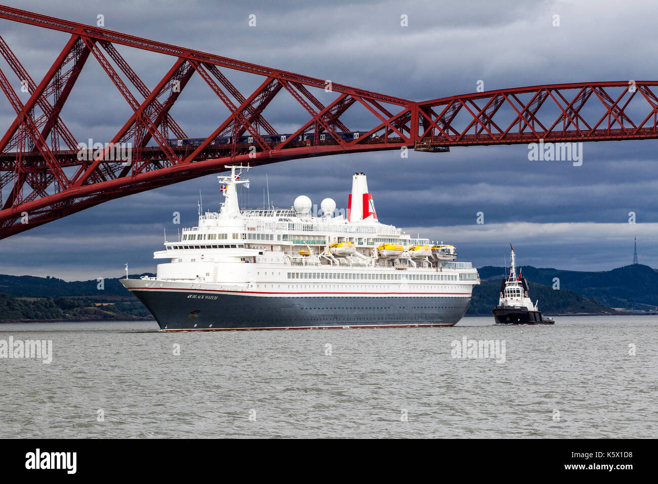 Croisière dans le Firth of Forth Rail Bridge en passant sous Banque D'Images