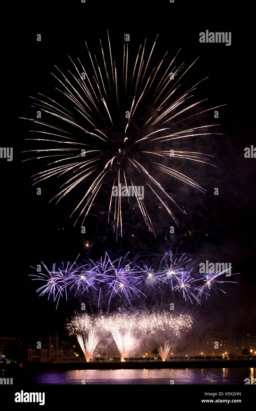 Couleur bleu et or fireworks dans semana grande Donostia 2017. Banque D'Images