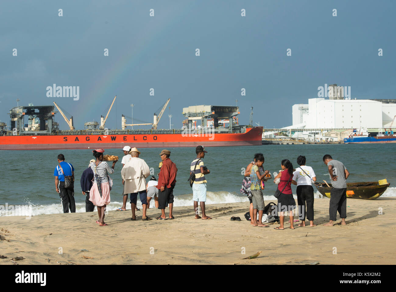 Les gens sur la plage en face du port, Toamasina, Madagascar Banque D'Images