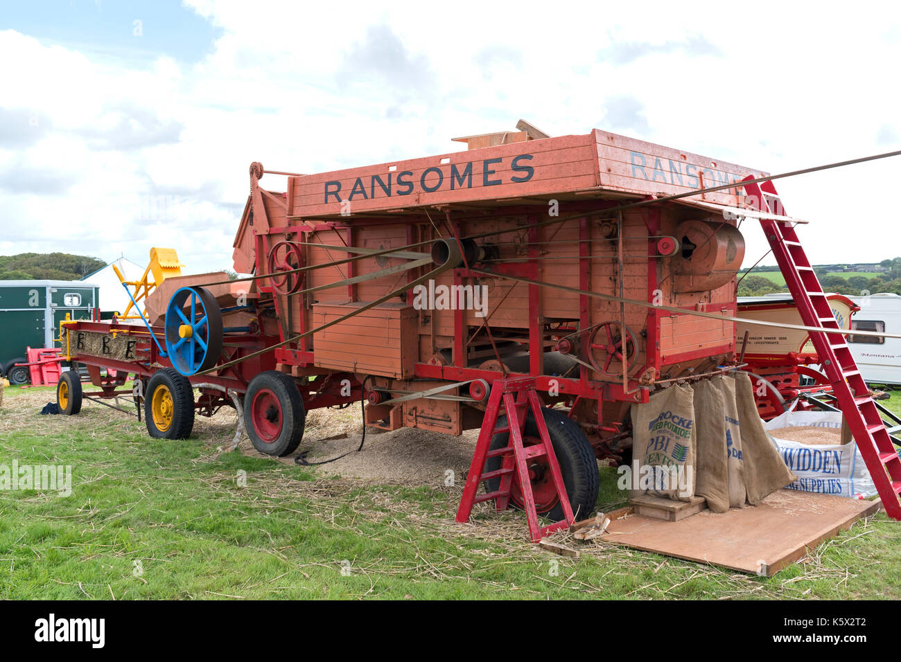 Une batteuse ransomes vintage à un pays fayre à Cornwall, Angleterre, Royaume-Uni. Banque D'Images
