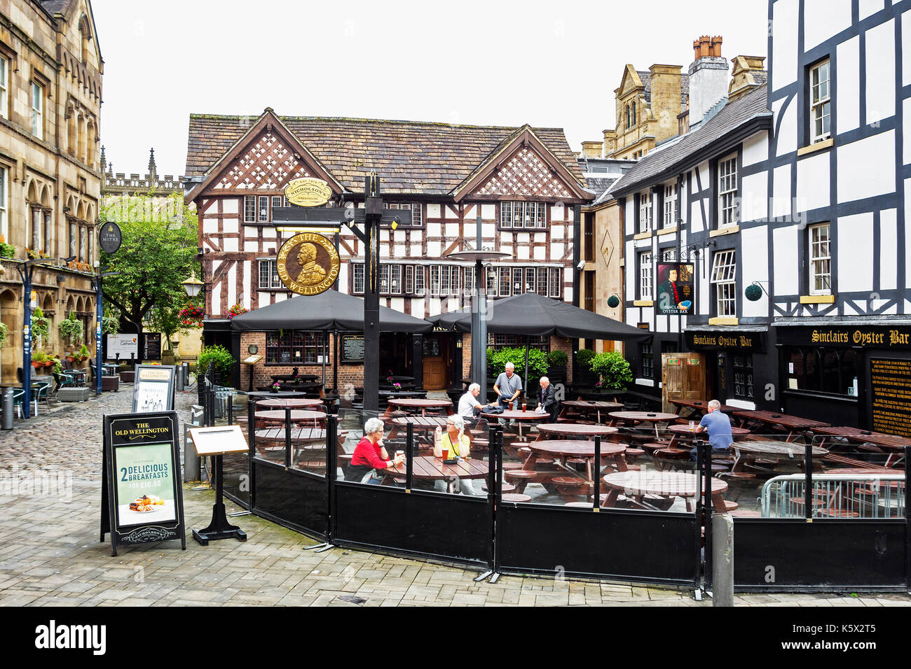 La vieille ville historique de pubs de Shambles Square, Manchester, Angleterre, Royaume-Uni. Banque D'Images
