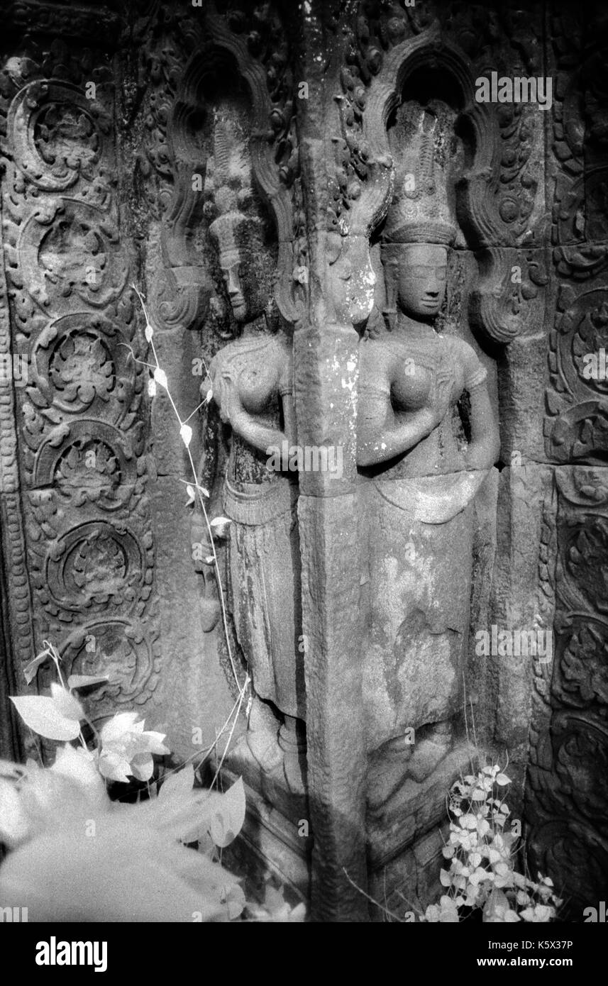 Secours d'Apsara sculptée maidens dans temple Angkor Thom, au Cambodge. octobre 29, 1996. image provenant de b/w film infrarouge. Banque D'Images