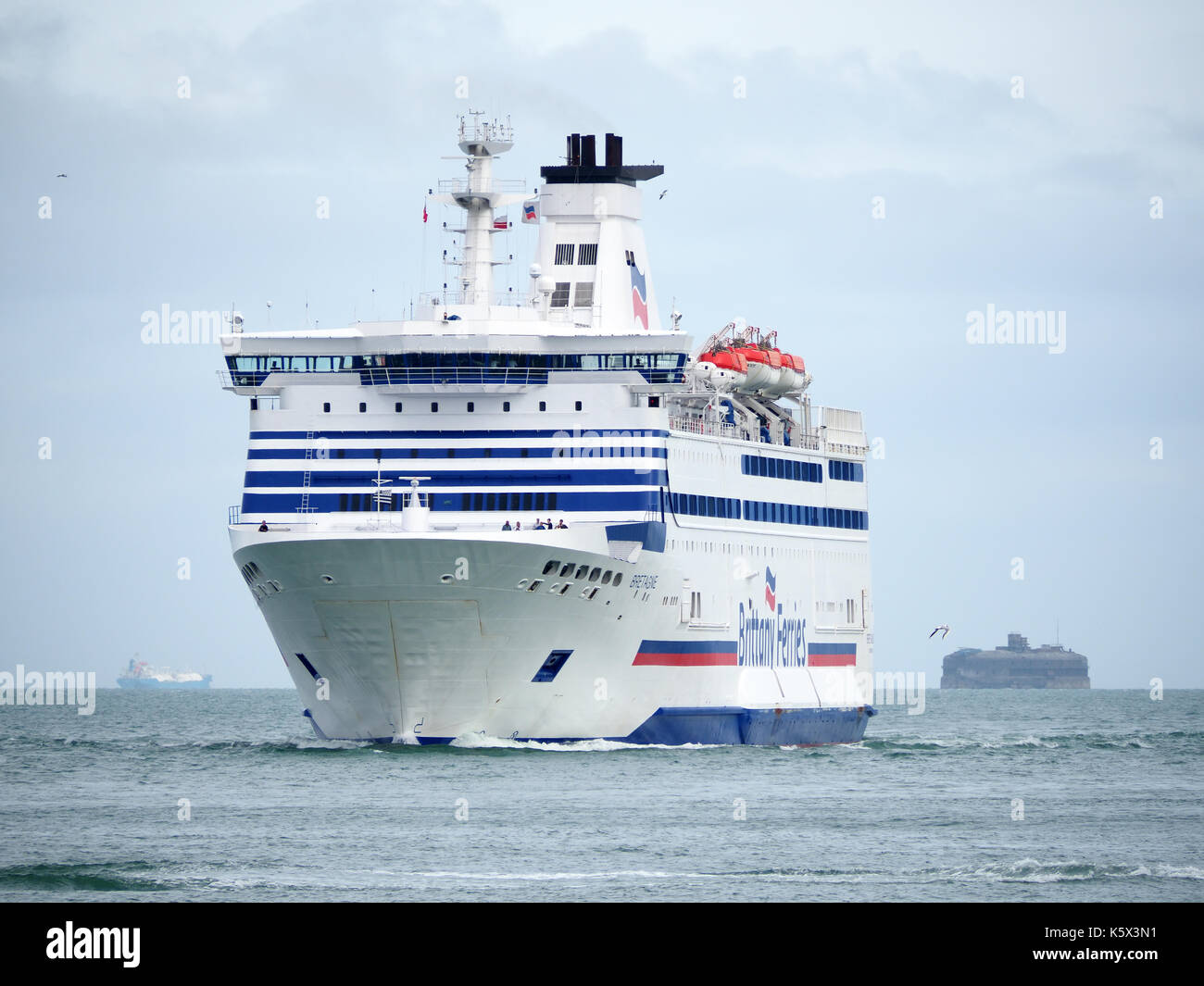 Vue d'une Bretagne ferry Transmanche Ferries arrivant dans le port de Portsmouth. Banque D'Images
