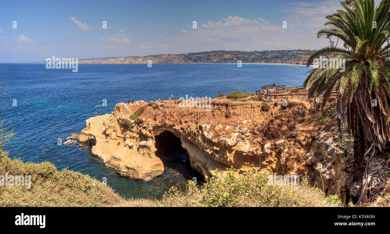 Littoral de la Jolla Cove, dans le sud de la Californie en été sur une journée ensoleillée Banque D'Images