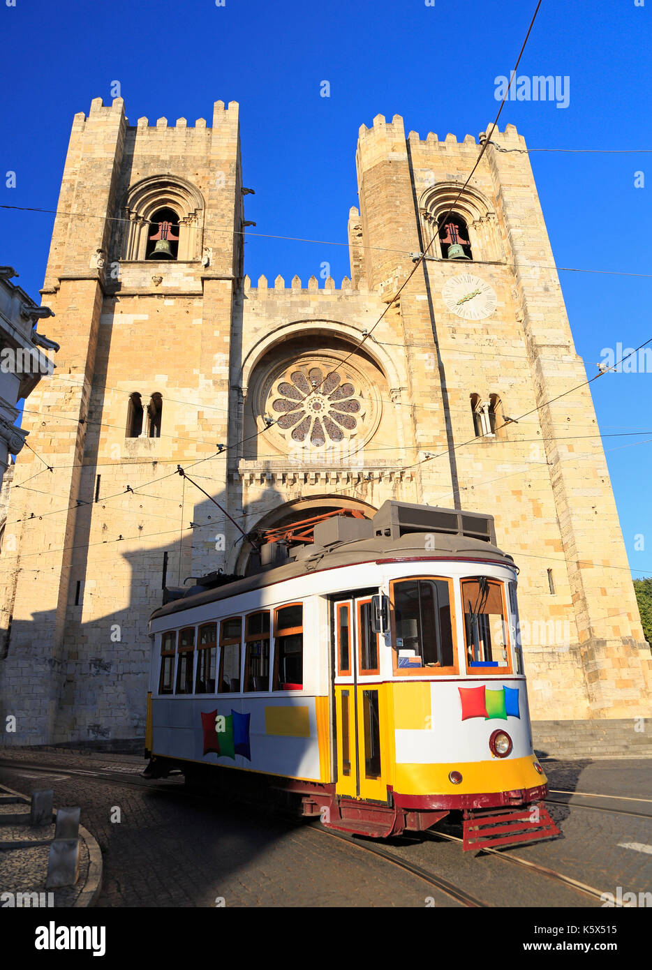 Célèbre tramway jaune courir devant se cathédrale de Lisbonne, Portugal Banque D'Images