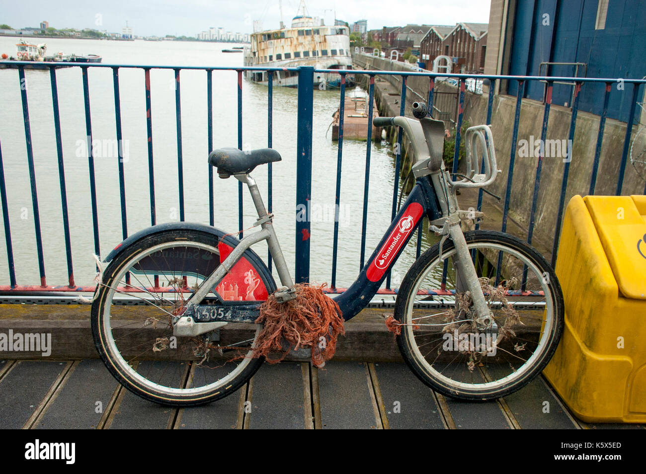 London, UK, 10/09/2017 Santander Boris bike récupéré de la Tamise à l'autorité portuaire à la Thames Barrier. Banque D'Images