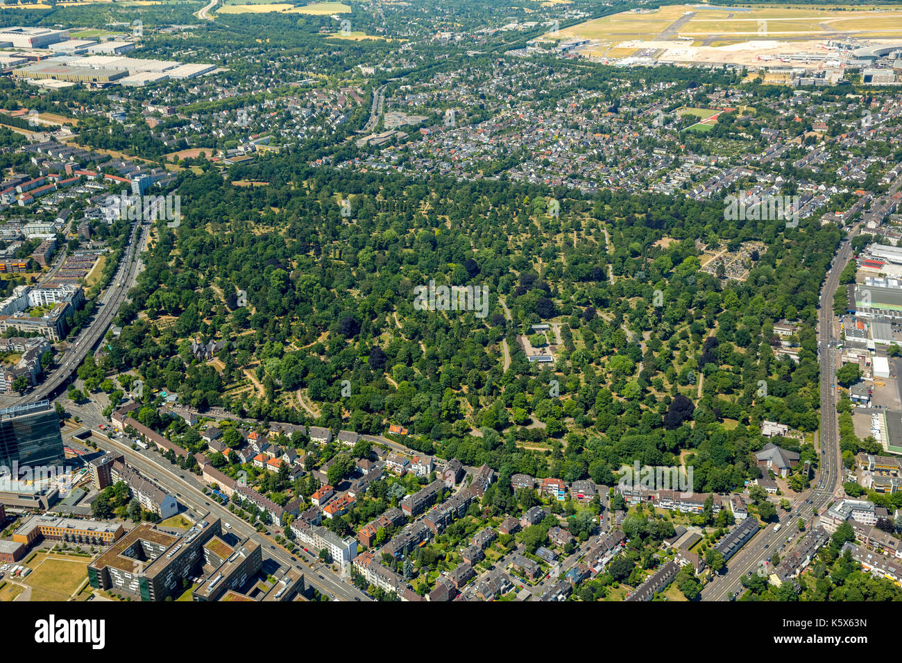 Cimetière du Nord Düsseldorf, Düsseldorf, Rhénanie-du-Nord-Westphalie, Allemagne, Europe, vue aérienne, aérien, photographie aérienne, photographie aérienne Banque D'Images
