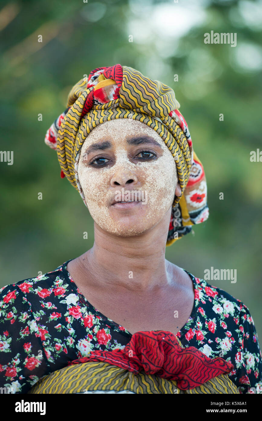 Woman Style Sakalava face paint, Mahajanga, Madagascar Banque D'Images